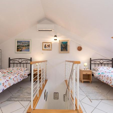 Apartment Glorija With Balcony Baska  Ngoại thất bức ảnh