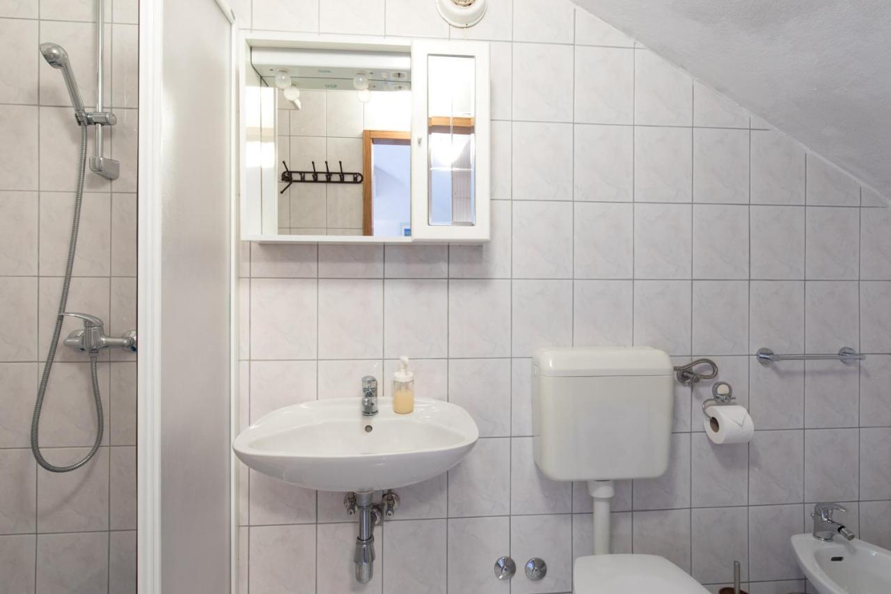 Apartment Glorija With Balcony Baska  Ngoại thất bức ảnh