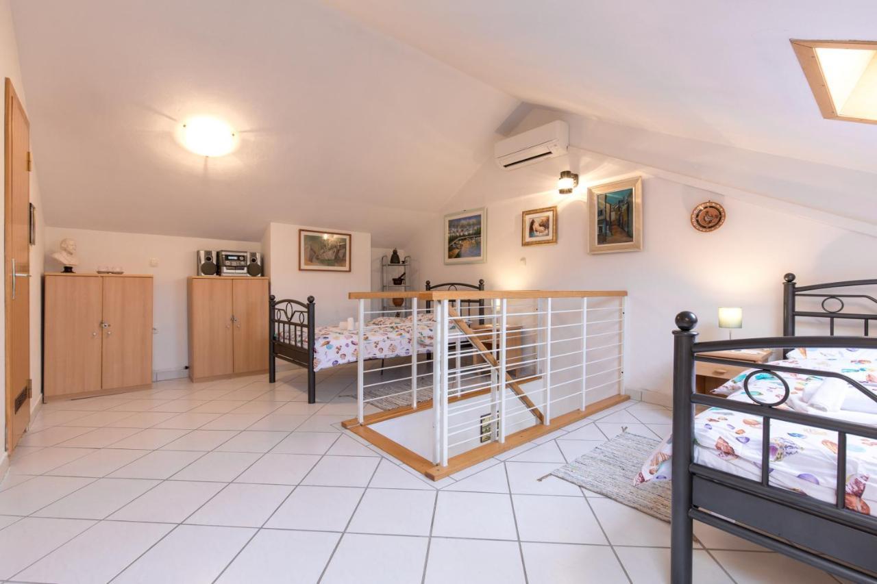 Apartment Glorija With Balcony Baska  Ngoại thất bức ảnh